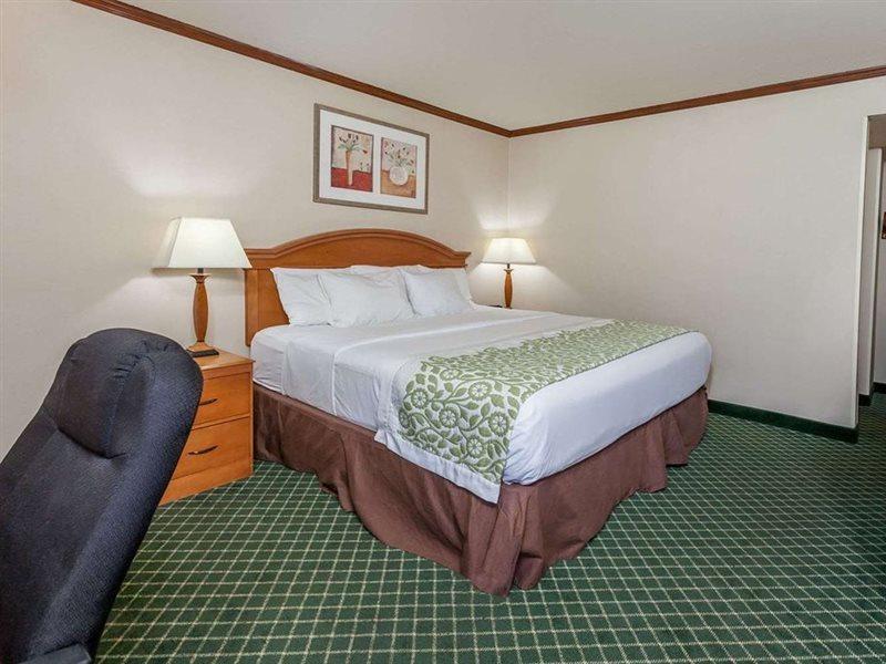 Days Inn & Suites By Wyndham Warren Dış mekan fotoğraf