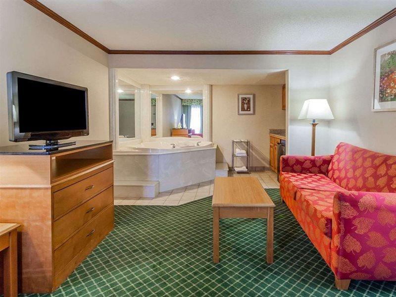 Days Inn & Suites By Wyndham Warren Dış mekan fotoğraf
