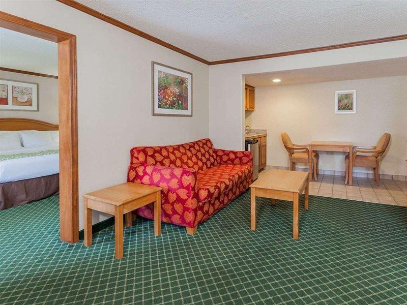 Days Inn & Suites By Wyndham Warren Dış mekan fotoğraf
