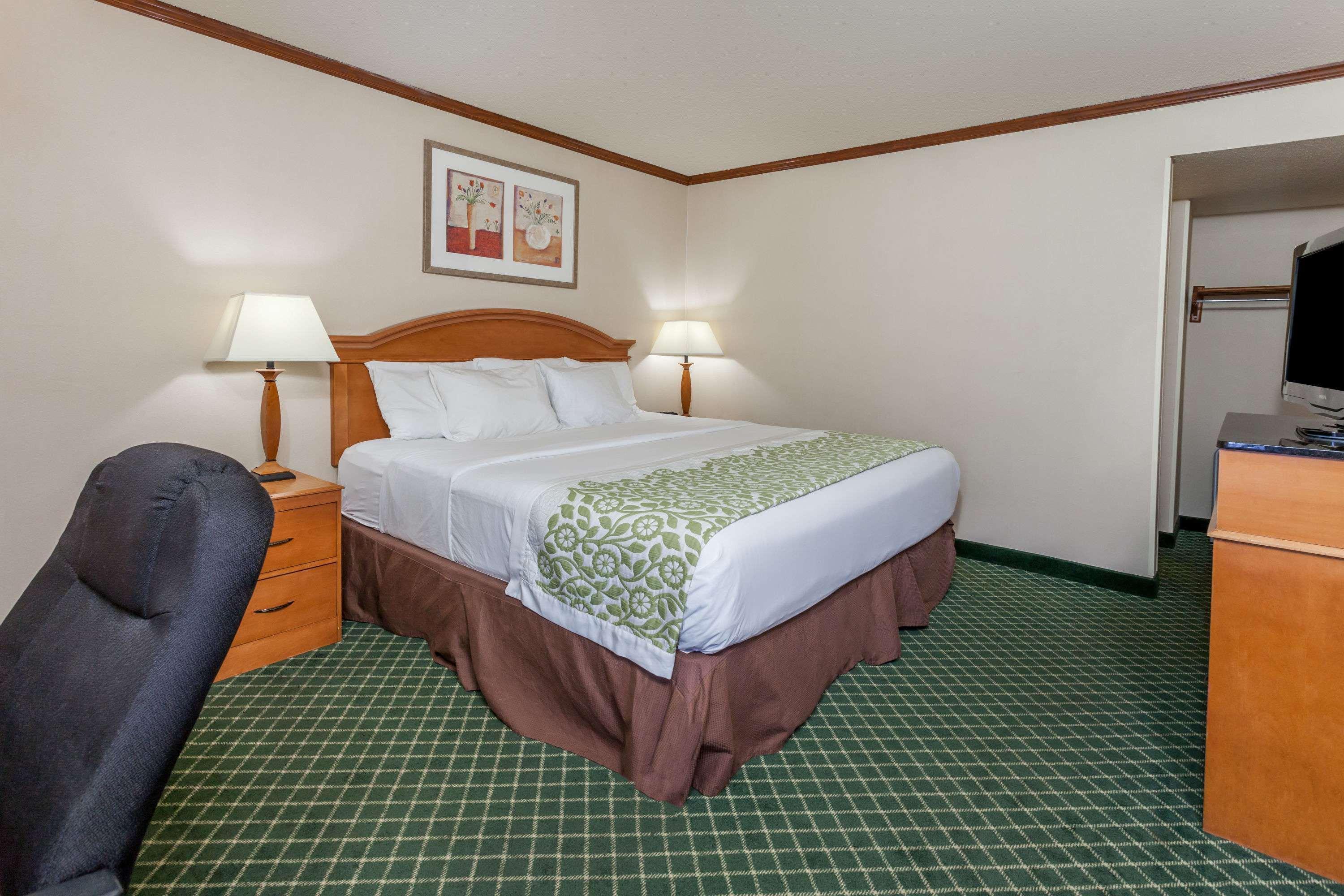 Days Inn & Suites By Wyndham Warren Dış mekan fotoğraf