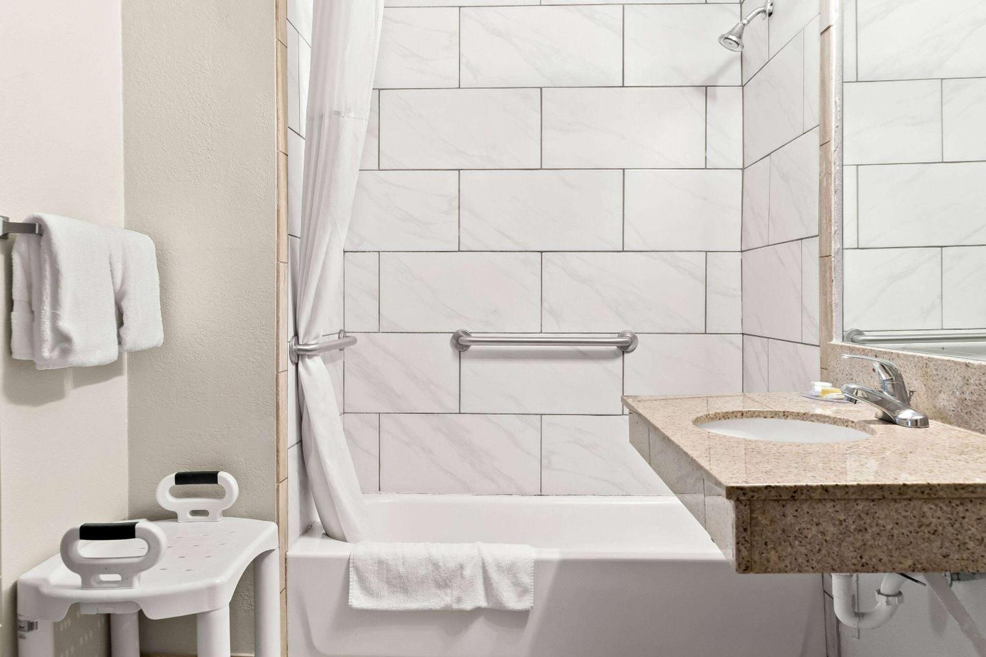Days Inn & Suites By Wyndham Warren Dış mekan fotoğraf