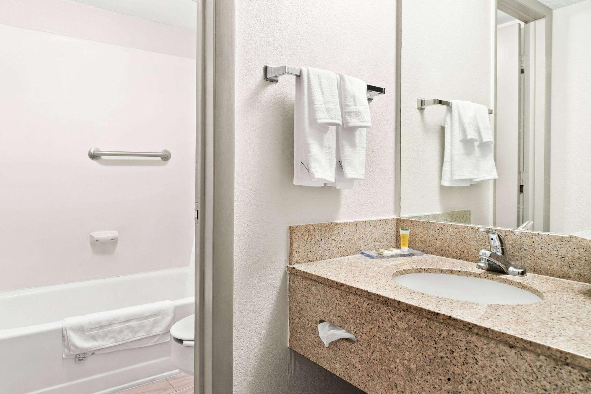 Days Inn & Suites By Wyndham Warren Dış mekan fotoğraf