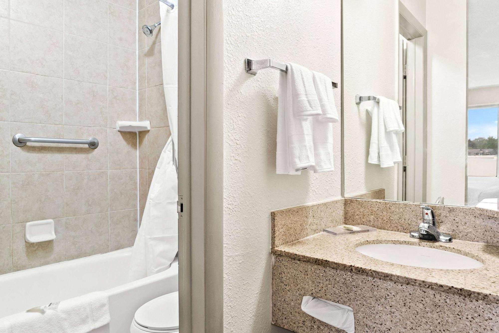 Days Inn & Suites By Wyndham Warren Dış mekan fotoğraf