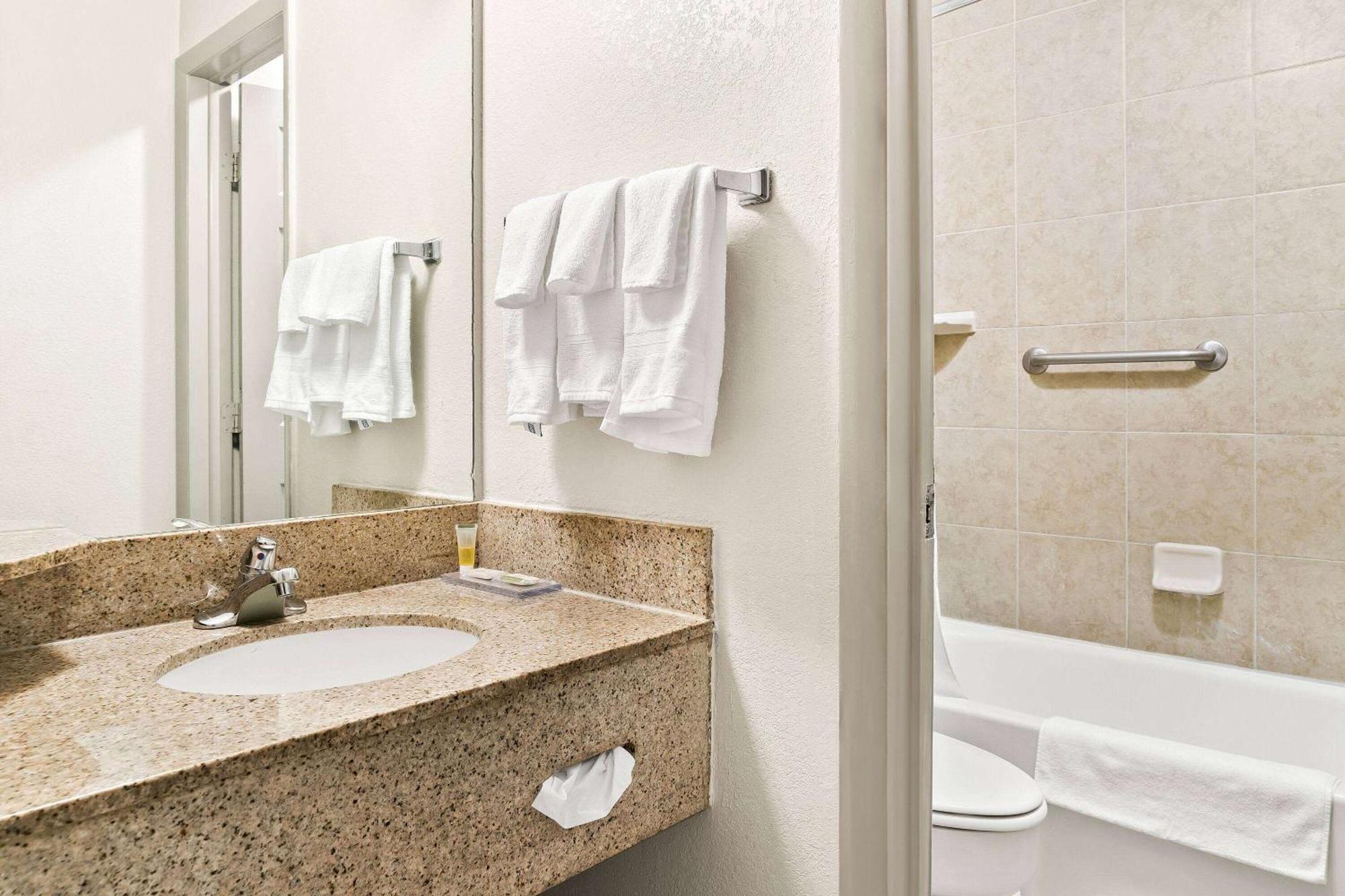 Days Inn & Suites By Wyndham Warren Dış mekan fotoğraf